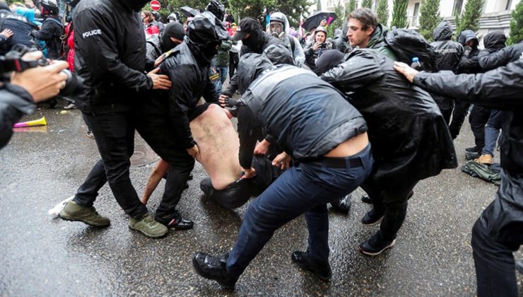 Gürcistan’da ortalık karıştı: Yabancı etkinin şeffaflığı yasa tasarısı protesto ediliyor