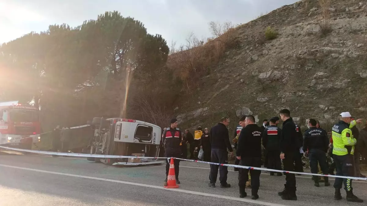 Kepsut’ta Midibüs ile Otomobil Çarpıştı: 2 Ölü, 10 Yaralı